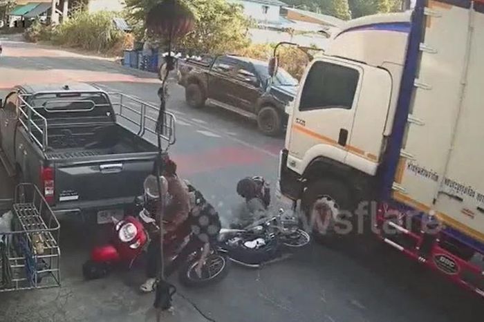 Ngã ngay trước đầu xe tải, người đàn ông suýt bị tông tử vong - Tạp chí Doanh Nghiệp Việt Nam