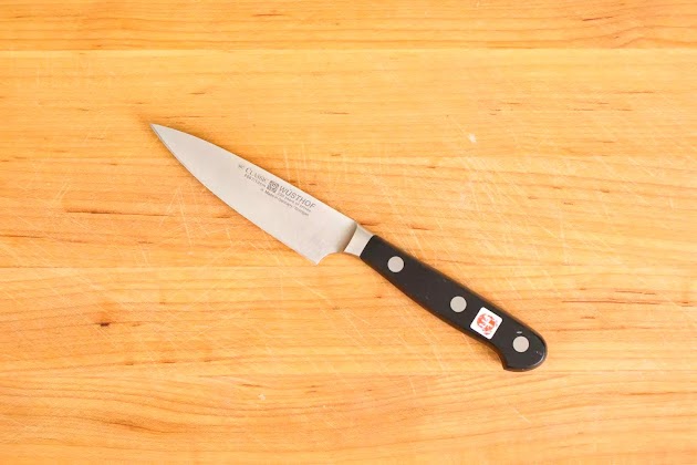 Un cuchillo de cocina Wusthof sobre una superficie de madera