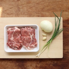 Thái nhỏ thịt heo, cho vào tô ướp cùng hỗn hợp sốt gồm: 3 muỗng canh nước tương, 3 muỗng canh rượu vang, 1 muỗng canh đường, 1 muỗng canh dầu hào, 1/2 muỗng canh tỏi băm, 1 muỗng canh hành lá băm, 1 muỗng canh dầu mè, 1/4 muỗng cà phê bột gừng và ít tiêu trong khoảng 20 phút.
