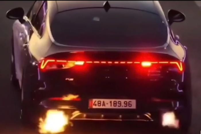 CLIP: Xe con phun lửa khi đang chạy, cộng đồng mạng xôn xao - Báo Người Lao Động