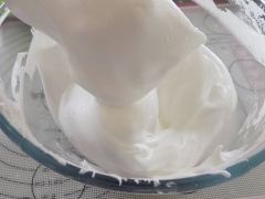 Tách riêng lòng đỏ và lòng trắng trứng gà. Cho 10gr đường, dầu ăn, nước cốt dừa, 1 muỗng cà phê tinh dầu lá dứa vào âu lòng đỏ khuấy đều, sau đó cho bột mì từ từ vào trộn nhẹ cho đến khị hỗn hợp mịn. Lòng trắng và nước cốt chanh cho vào âu dùng máy đánh 1 phút ở tốc độ trung bình. Sau đó cho đường từ từ vào tăng tốc độ đánh bông cứng (khoảng 5 phút).