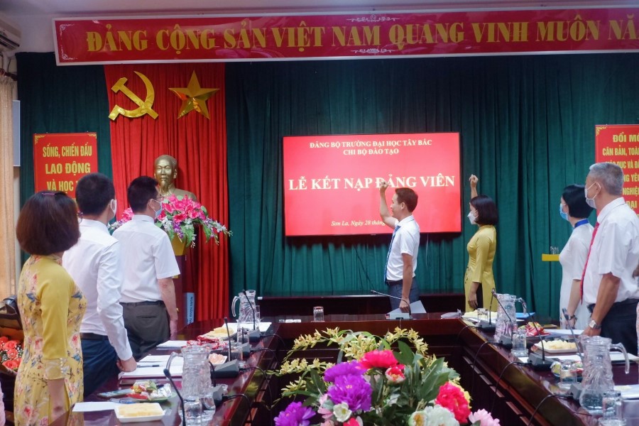 Chi bộ Đào tạo tổ chức Lễ kết nạp Đảng viên mới