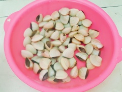 Nghêu mua về bạn cho vào nước ngâm khoảng 2 tiếng, nếu có nước vo gạo để ngâm thì càng tốt. Rửa lại nhiều lần cho nghêu sạch rồi cho vào nồi, đổ nước ngập mặt nghêu và luộc chín, khi thấy nghêu há miệng hết và có nghêu nổi lên thì tắt bếp