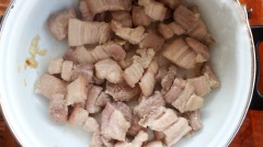 Cho thịt ba chỉ vào chảo không cần thêm dầu ăn vì thịt sẽ chảy mỡ ra. Xào thịt ba chỉ đến khi săn lại.