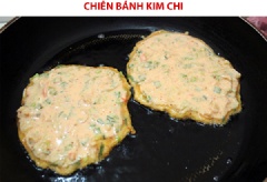 Chiên bánh: Bắc chảo lên bếp, cho một lượng dầu ăn vừa đủ vào, đợi dầu sôi bạn múc từng muỗng bột bánh đã trộn cùng kim chi vào chảo, dàn đều ra tạo thành một lớp vừa ăn không quá dày hay quá mỏng. Chiên vàng đều 2 mặt thì vớt từng bánh ra đặt lên dĩa có lót giấy thấm dầu để loại bỏ lượng dầu thừa. Thực hiện lần lượt cho đến khi hết bột là bạn đã có món kim chi lăn bột chiên hấp dẫn rồi đấy.