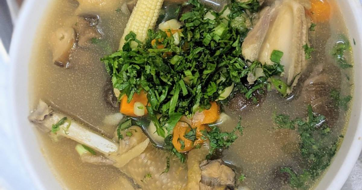 Canh gà nấu nấm rau củ
