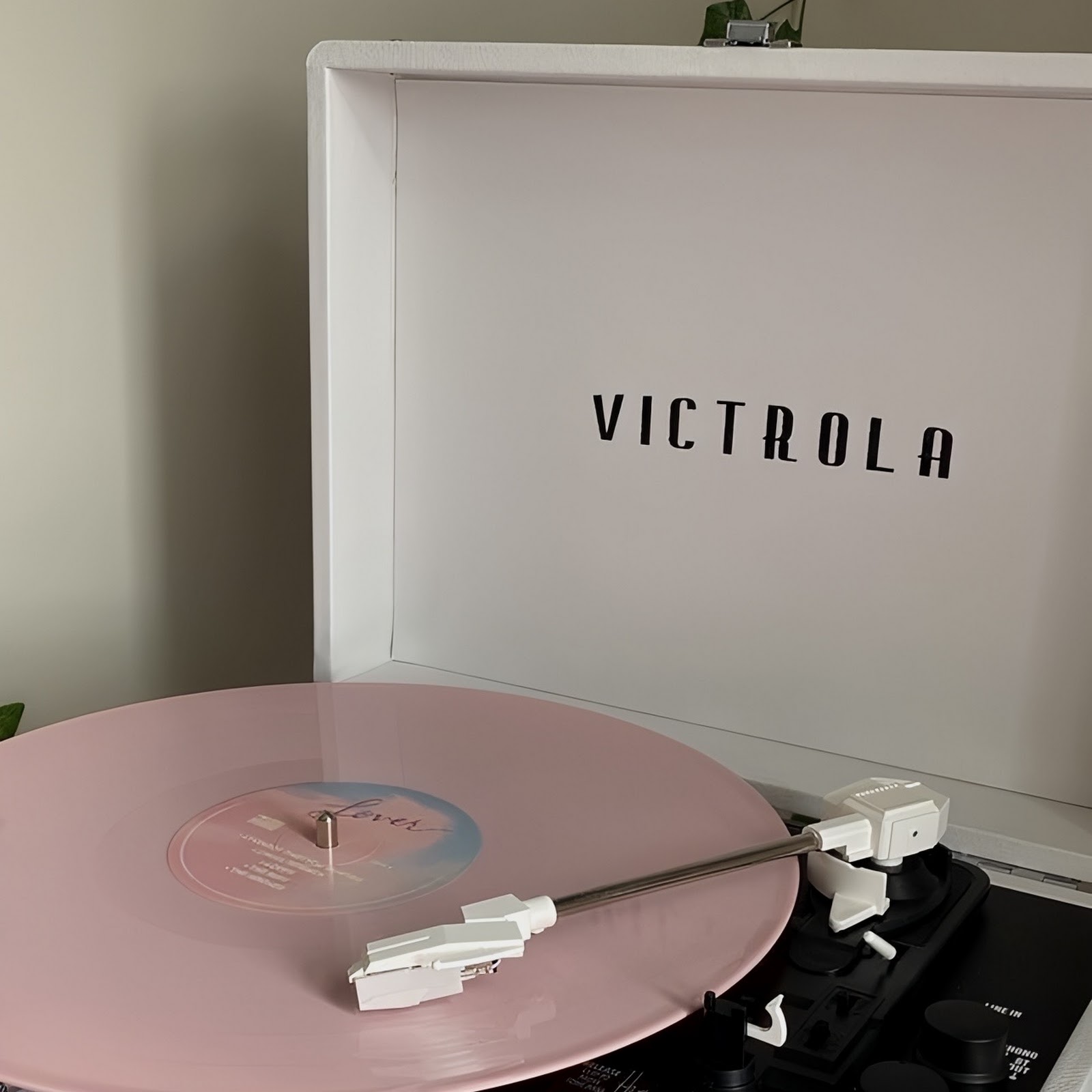 Download Victrola Turntable With Pink Record Full HD iPhone