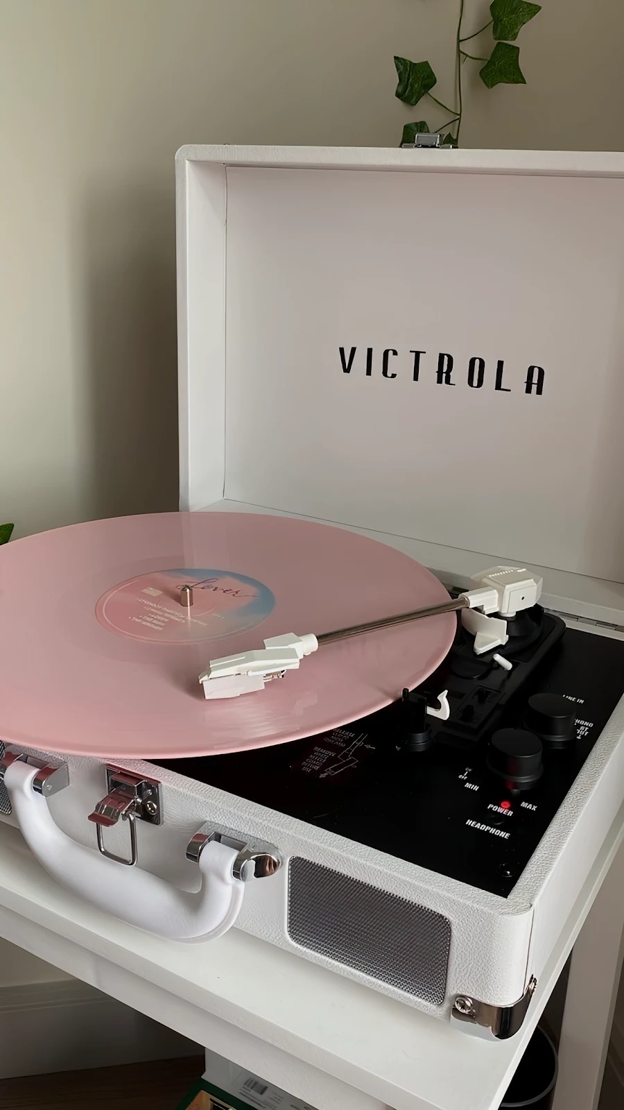 Victrola Turntable With Pink Record - Product Photography Full HD iPhone Wallpaper (1286x2286)
