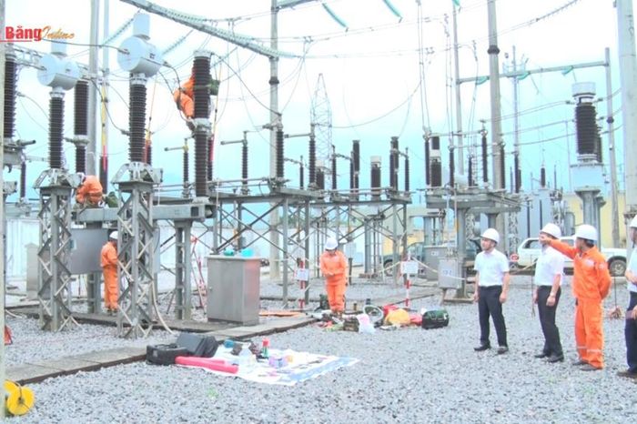 Đảm bảo vận hành an toàn lưới điện trong mùa nắng nóng, mưa bão - Báo Cao Bằng