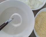 Rắc một ít bột mì khô áo mỏng những khoanh hành. Sau đó nhúng vào bột mì pha, gắp hành lên cho bột chảy bớt rồi lăn vào bột xù. Phủ đều khoanh hành nhé