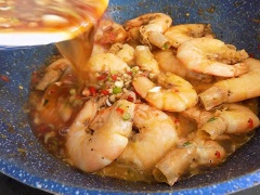 Cho chén nước sốt vào, đậy nắp rim lửa vừa cho đến khi sốt sánh bám quanh tôm là tắt bếp.