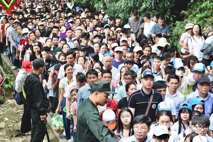 Biển người đổ về Đền Hùng trước ngày chính hội - Báo Tri thức &amp; Cuộc sống