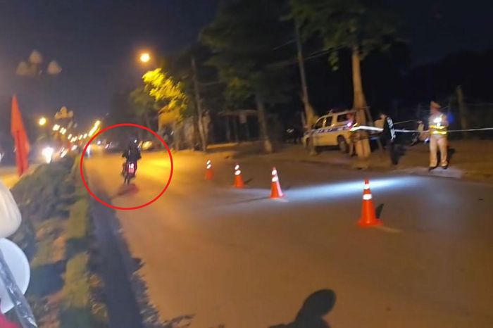 Thanh niên đi xe máy lạng lách 'thông chốt', tông bay rào sắt ở Hưng Yên - Báo VTC News
