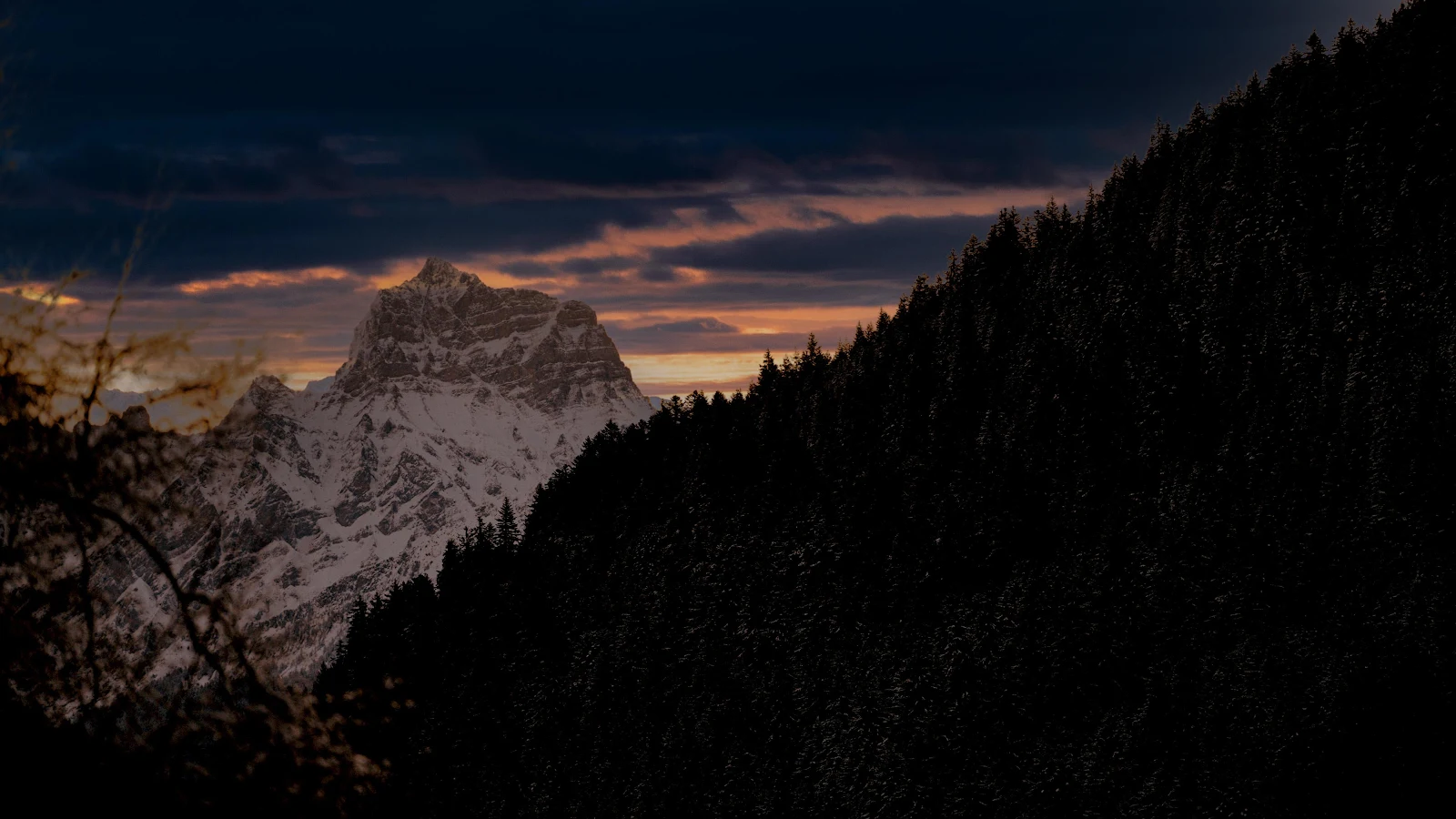Snowy Mountain Peak At Sunset - Landscape Photography 4K Wallpaper (3840x2160)