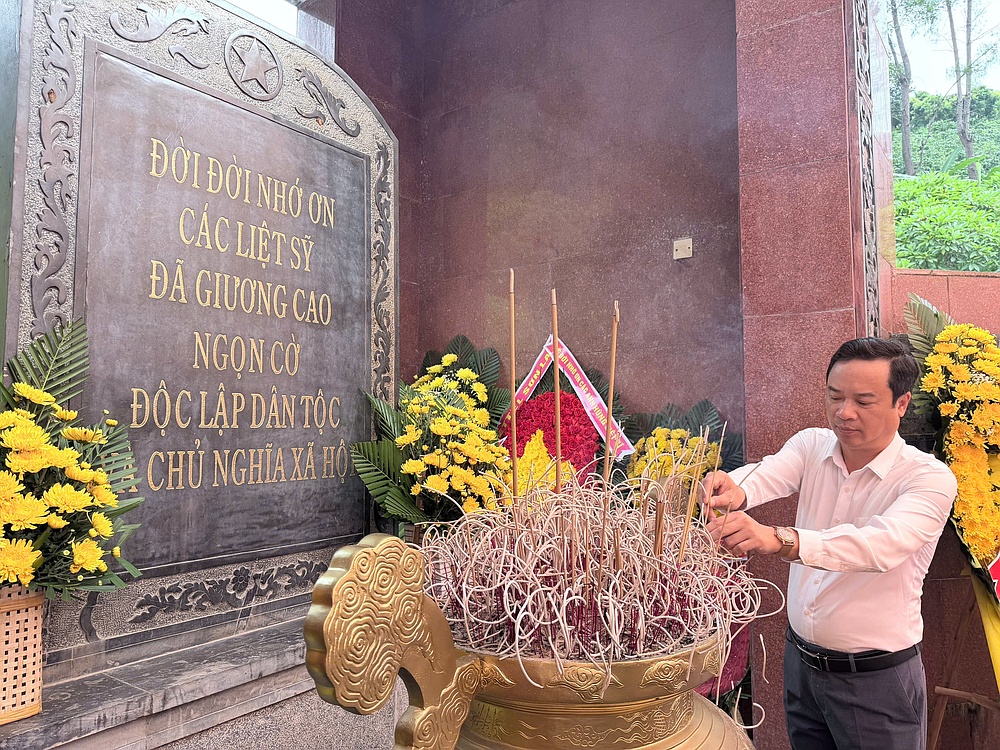 Trường Đại học Tây Bắc dâng hương tưởng niệm các Anh hùng Liệt sĩ tại tỉnh Sơn La