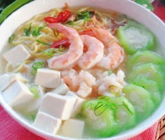 Canh cho ra tô, xếp vài con tôm cho hấp dẫn hơn. Món này ăn không hay với cơm đều ngon.