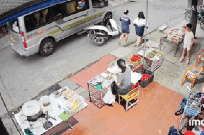 Xe máy bị ô tô chèn trúng nhưng nhờ camera an ninh mà tài xế được 'rửa oan' - Tạp chí SaoStar