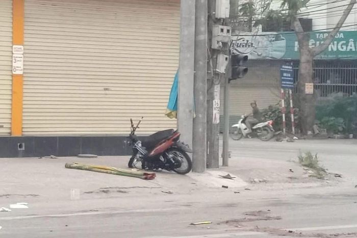 Xe máy vượt đèn đỏ tông trúng ô tô, một người tử vong - Báo Xây Dựng