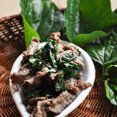 Cho món ăn ra đĩa, mùi thơm của lá lốt và vị ngọt của thịt bò sẽ tạo nêm một bữa cơm ngon cho gia đình.