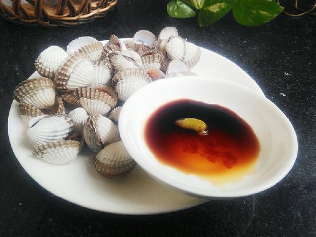 Sò Huyết Luộc Gừng Chấm Nước Tương Và Mù Tạt