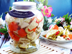 Cho các loại rau cải vào hũ. Đổ nước giấm đường vào ngập rau cải. dậy nắp kín để qua 1 ngày là có thể ăn được.