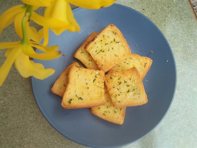 Bánh Mì Tỏi Bơ Giòn Béo