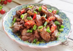 Tim gà rim tiêu với tim gà nhai giòn sần sât, dai dai, ngấm đều gia vị ướp rim đậm đà. Món này cay thơm hương tiêu rất đặc trưng, có thể ăn với cơm trắng vô cùng hấp dẫn.