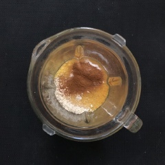 Cho yến mạch, mật ong, baking soda, bột quế, trứng gà vào máy xay thực phẩm (hoặc máy xay sinh tố có công suất cao). Bật công tắc xay nhuyễn hỗn hợp.