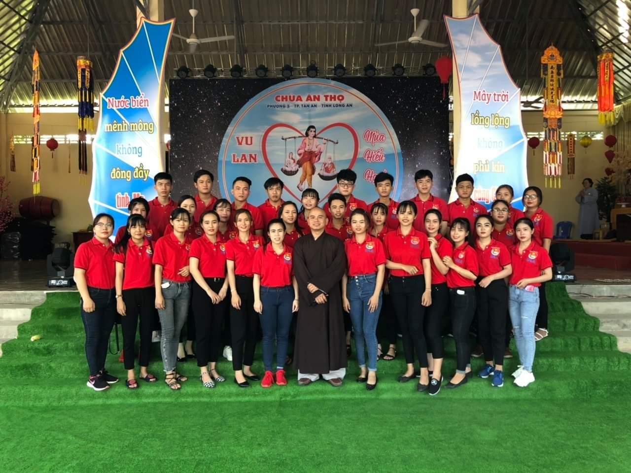Đoàn viên sinh viên nhóm hỗ trợ chụp ảnh lưu niệm cùng đại diện Chùa Ân Thọ