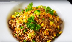 Sau khi nguyên liệu đã chín, dùng muôi tạo 1 lỗ nhỏ ở giữa chảo vào cho trứng đã đánh tan vào chảo, dùng muôi khuấy đều trứng với nguyên liệu trong chảo. Sau đó thêm phần nước sốt đã hòa tan ban đầu vào đảo đều chảo. Nêm lại nguyên liệu cho vừa ăn. Múc ra chén và thưởng thức nhé!
