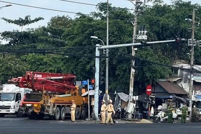 Bản tin TNGT 29/4: Ô tô tải tông loạt xe máy, lao vào nhà dân khiến hai người thương vong - Báo Xây Dựng
