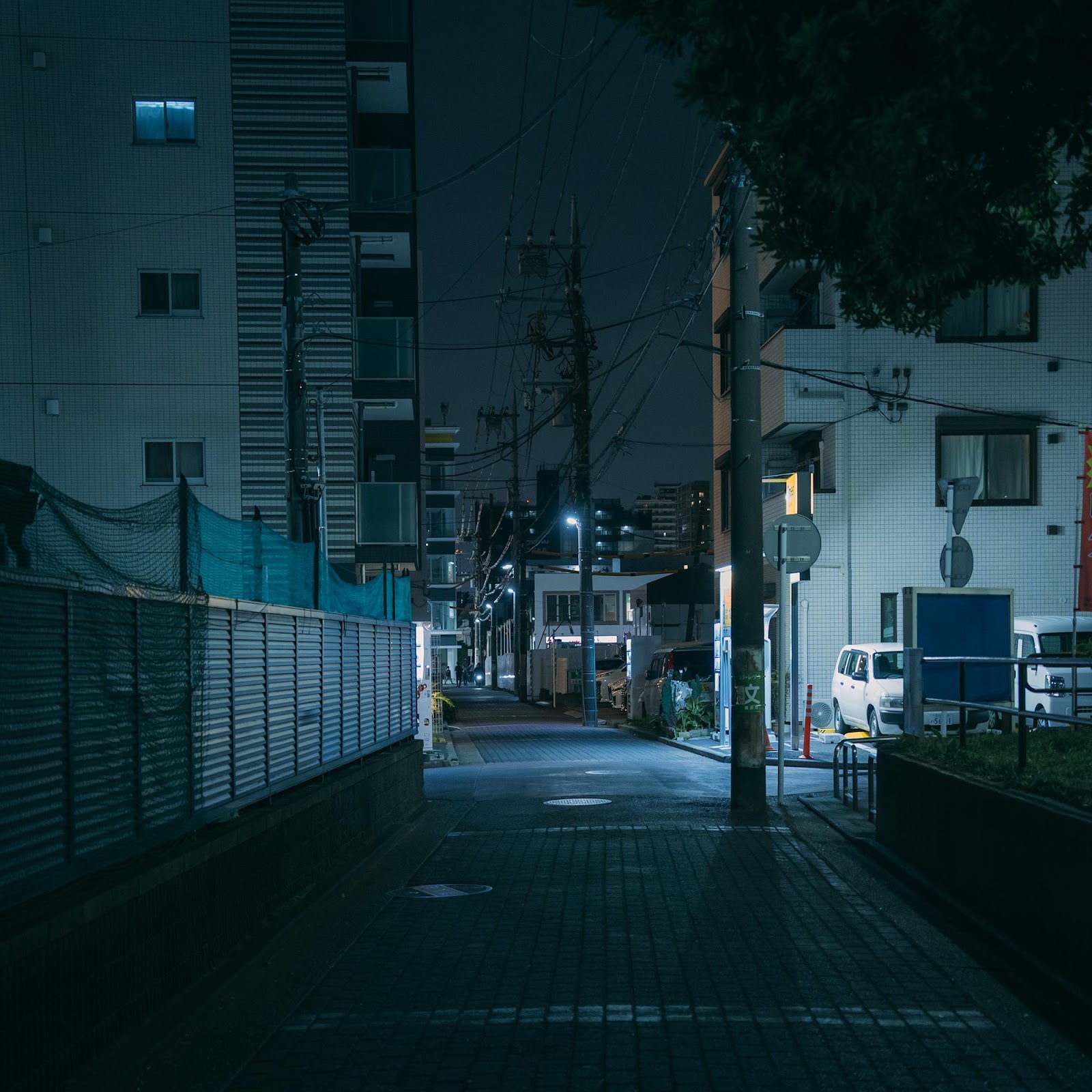 Download Moody Tokyo Alley Night Scene 2K iPhone