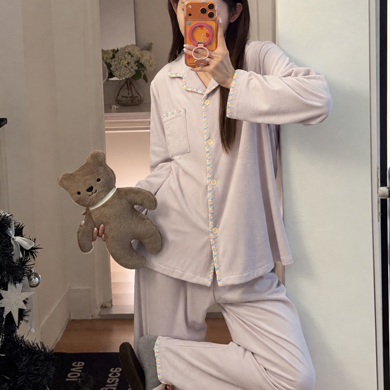 Ladies' house suit made of island fleece with lapel collar