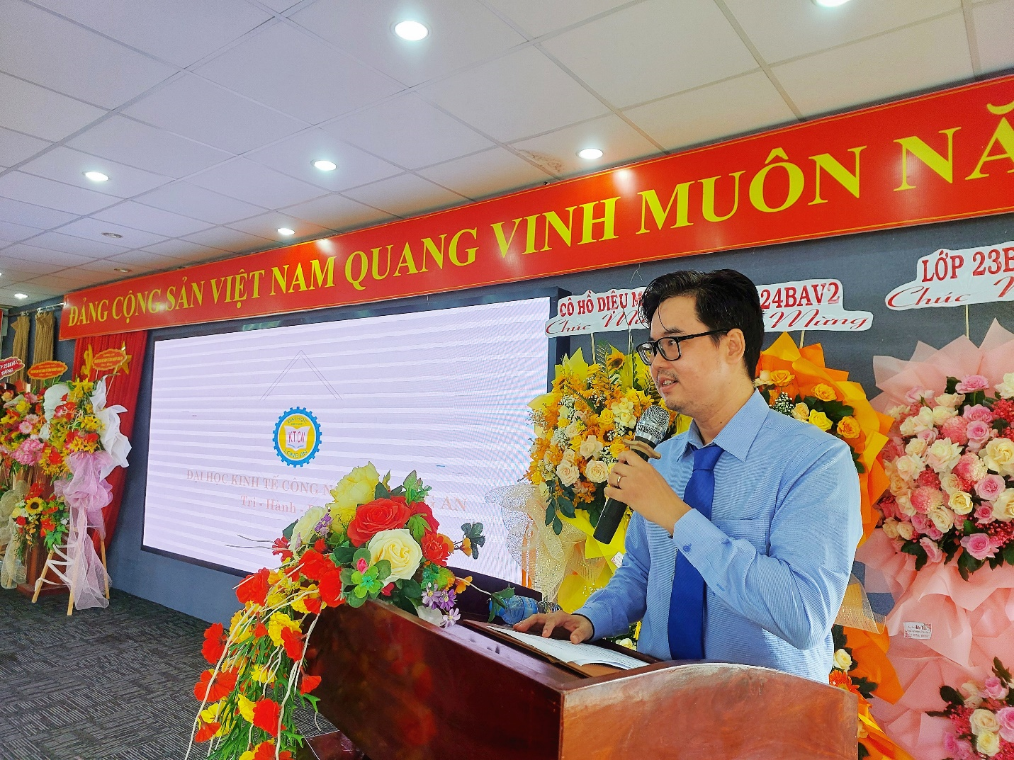 PGS.TS Lê Đình Tuấn – Hiệu trưởng phát biểu chúc mừng ngày Nhà giáo Việt Nam 20/11 và Lễ trao bằng tốt nghiệp đợt 2-2024