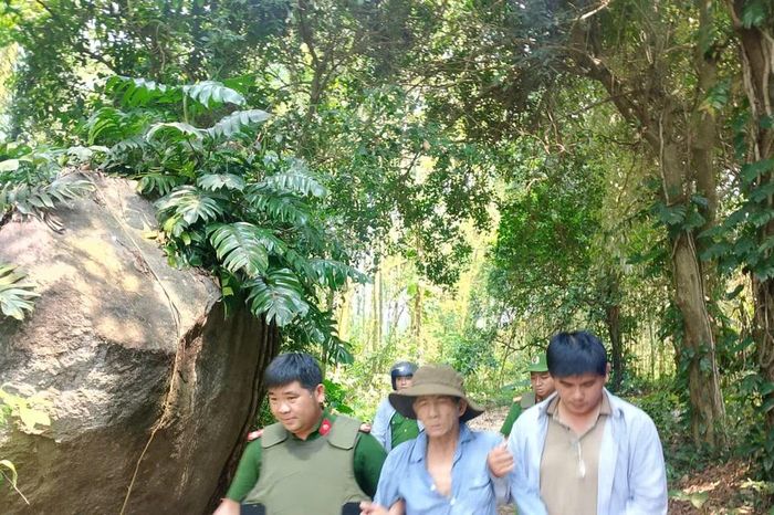 Công an xã Sơn Tịnh truy bắt đối tượng gây thương tích, cố thủ trên núi - Báo Tri thức &amp; Cuộc sống