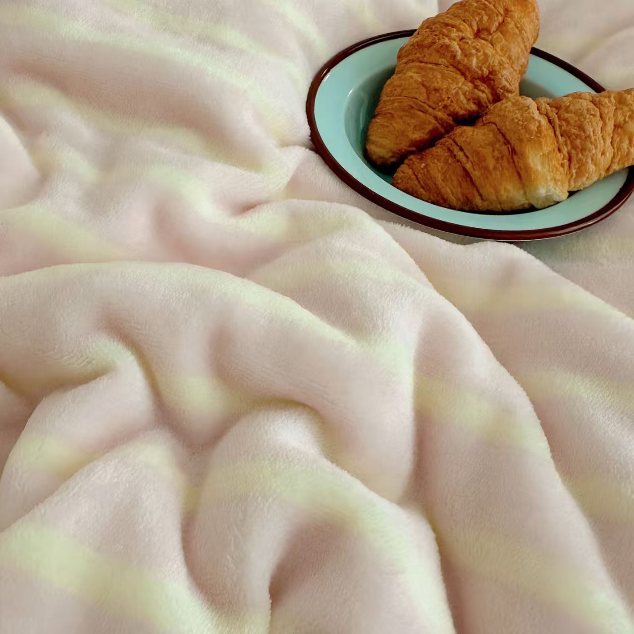 Cozy milk fiber fleece bedding set with cat embroidery
