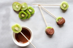 Bày trí ra đĩa là có ngay món kẹo kiwi chocolate để mời người thân và bạn bè thưởng thức rồi.