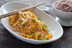 Tắt bếp, cho món ăn ra đĩa và ăn cùng cơm trắng. Đây sẽ là món ăn ngon trong thực đơn ngày chay của gia đình bạn.