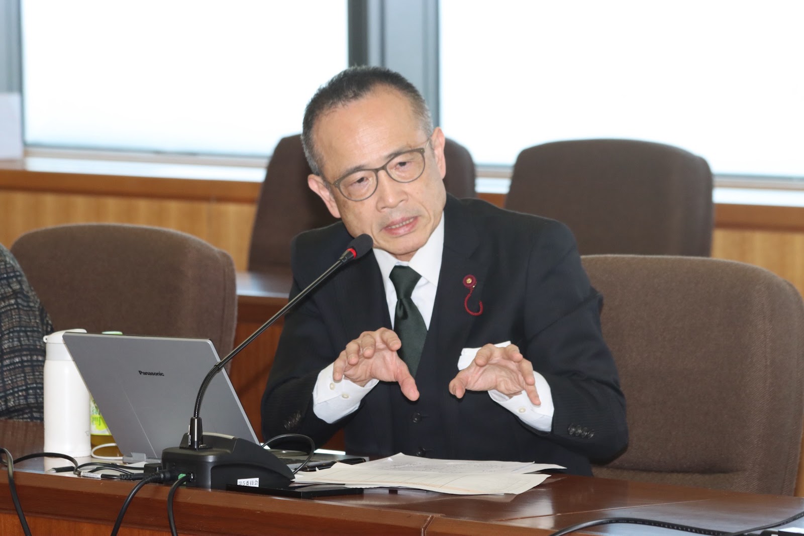 神戸市会の委員会で質疑をする堂下豊史