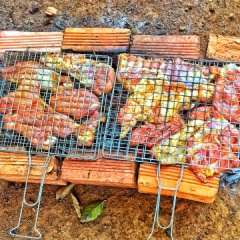Nướng trên mặt bếp bằng phẳng. Có thể dùng bằng lò nướng hoặc than đều được. Nếu nướng bếp than nhớ trở đều 2 mặt. Trong quá trình nướng nhớ phết thêm một chút hỗn hợp ướp đã trộn ở trên để thịt được vàng và thấm vị hơn.