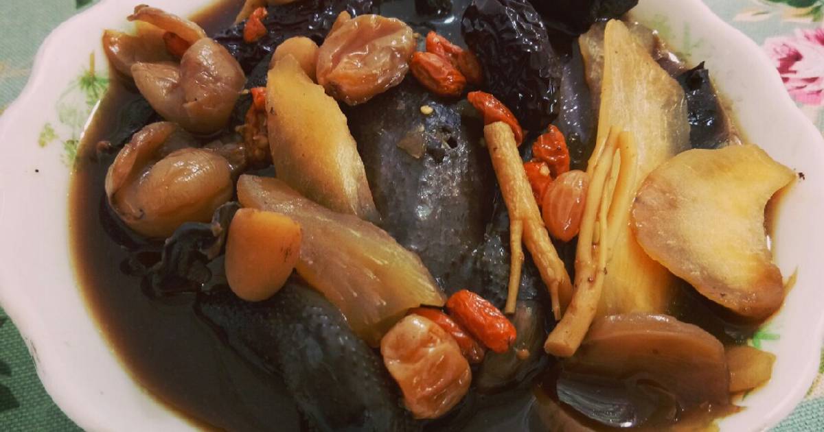 Gà ác hầm thuốc bắc