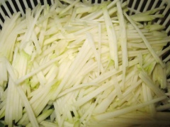 Su hào gọt bỏ vỏ và để lại 1 chút lá non sau đó cắt nhỏ, phần củ su hào cắt sợi nhỏ.