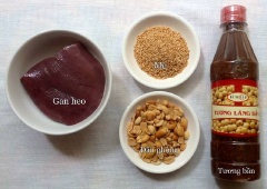Nước lèo (nước chấm): Gan heo sơ chế sạch rồi xay nhuyễn (hoặc băm). Đậu phộng, mè rang vàng giã nhuyễn. Cho ít dầu vào nồi, dầu nóng bỏ tỏi băm nhỏ vào phi thơm rồi cho gan xay vào xào chín, sau đó cho nữa chén tương bần và 1 chén nước vào nấu sôi, nêm nhiều đường, ít bột ngọt (nếu thích), rồi cho đậu phộng, mè vào (nếu nước lèo loãng thì cho ít bột năng pha nước vào quậy đều). Cuối cùng cho nước màu điều vào (hoặc dầu ớt bột màu). Cho nước lèo ra tô.