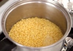 Đậu xanh không vỏ ngâm trong nước khoảng 3 giờ hoặc qua đêm. Vớt đậu xanh ra, để ráo nước.