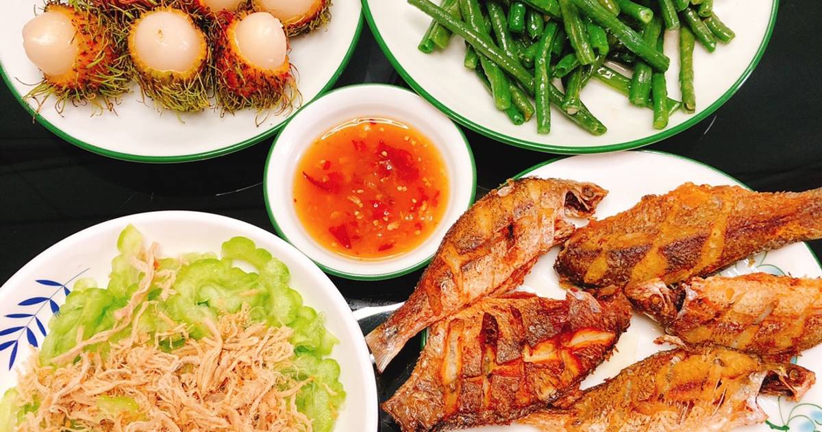Cá chiên- đậu đũa xào tỏi- khổ qua ướp đá chà bông- chôm chôm chín