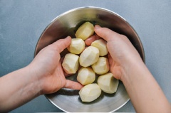 Chuẩn bị đủ các loại nguyên liệu. Khoai gọt vỏ rồi rửa chút muối cho bớt nhớt, luộc cho khoai chín, khoai chín vớt ra xả nước lạnh cho sạch.