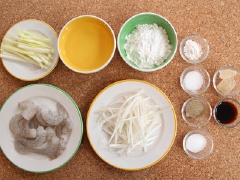 Ướp tôm với hỗn hợp gia vị gồm 2g muối, 2g tiêu, 1 muỗng cà phê rượu trắng, ¼ muỗng cà phê bột bắp và trộn cùng với giá đỗ. Cho các nguyên liệu phần bánh cuốn vào tô và khuấy đều cho đến khi hỗn hợp mịn mượt.