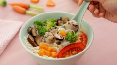 Bún mọc nấm là sự kết hợp giữa những viên mọc tròn thú vị và những nguyên liệu bổ dưỡng chắc chắn sẽ khiến cả bạn và bé đều hài lòng thích thú. Đặc biệt là cách nấu bún mọc cực kỳ đơn giản và nhanh chóng nhé! Hãy cùng Maggi vào bếp, chuẩn bị cho bé cưng những bữa điểm tâm ngon miệng và dinh dưỡng nhé.