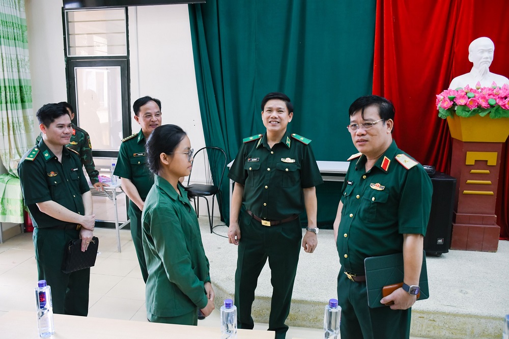 Vụ trưởng Vụ Giáo dục Quốc phòng và An ninh cùng Giám đốc Học viện Biên phòng thăm, nói chuyện với sinh viên Trường Đại học Tây Bắc