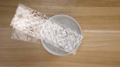 Ngâm 20g lá gelatine vào nước cho gelatine nở ra. Sau đó mang đi đun cách thủy để gelatine tan hoàn toàn. Đun sôi 250ml nước cốt dừa, cho 15gram đường vào khuấy đều. Khi thấy nước cốt dừa sôi lăn tăn thì thêm 10g gelatine vào khuấy nhanh tay cho gelatine tan hoàn toàn rồi tắt bếp. Đổ hỗn hợp ra khuôn rồi cho vào ngăn mát tủ lạnh khoảng 2 giờ để rau câu đông.